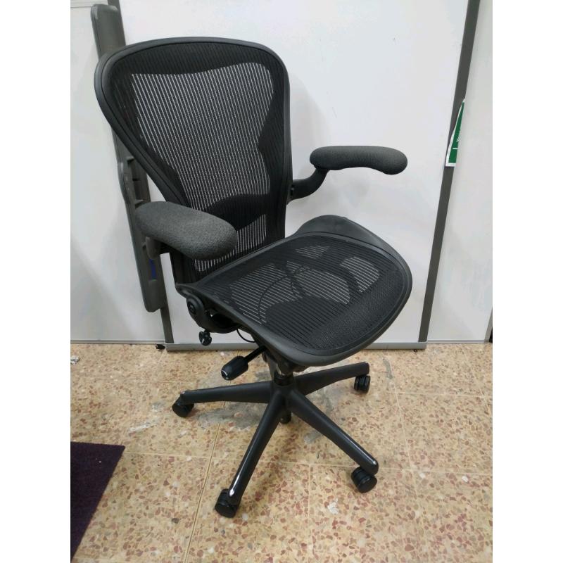 Herman miller Aeron Size B fully loaded free delivery today