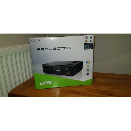 Home cinema projector and screen
