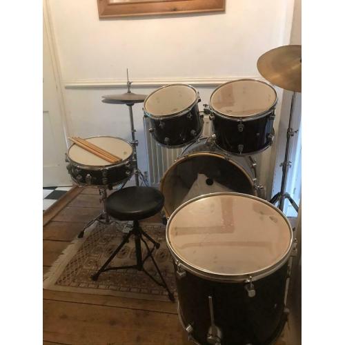 Drum Kit - 5 drums + 2 cymbals