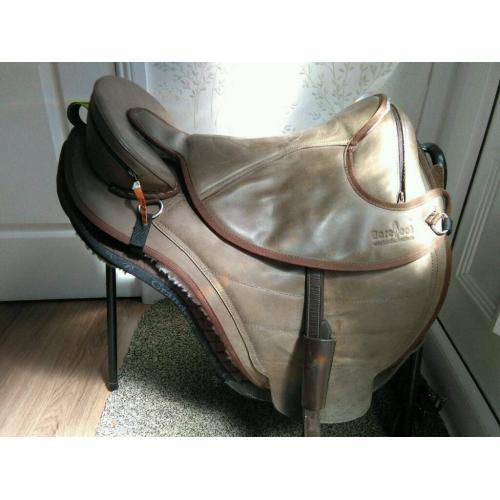 Barefoot Cheyenne Treeless Saddle